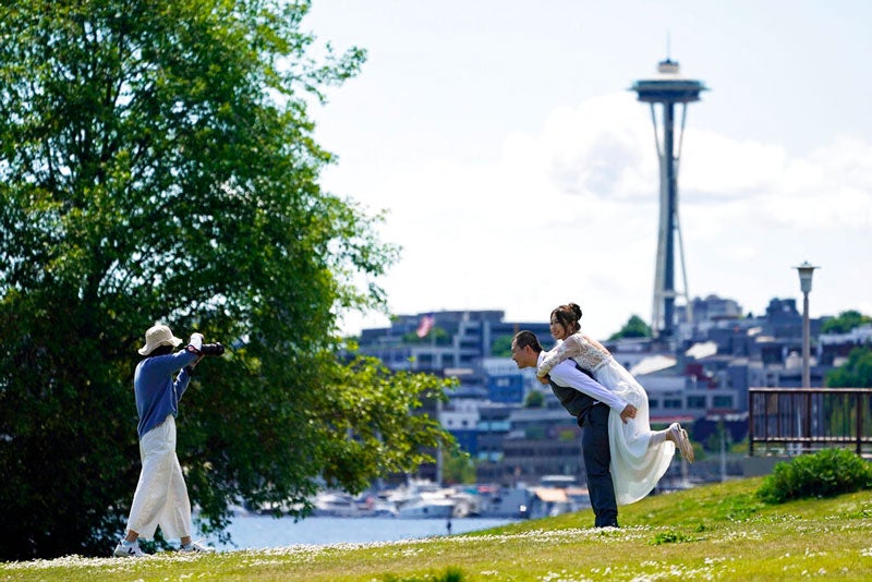 Una pareja de novios se toma fotos al aire libre