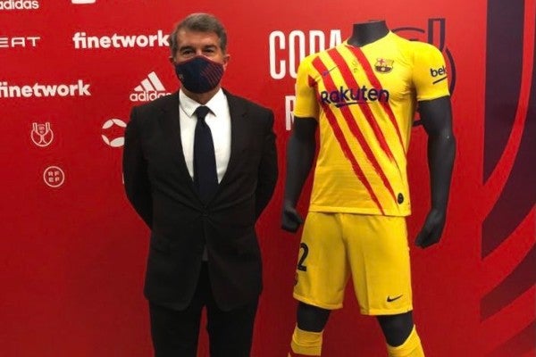 Joan Laporta posa junto al uniforme del Barça 