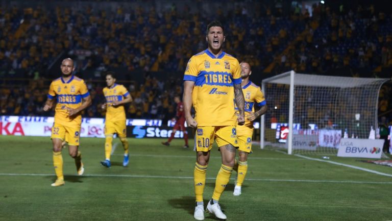 André-Pierre Gignac celebra el gol del triunfo sobre Rayados