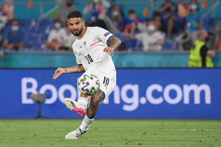 Lorenzo Insigne efectuando el tiro que se convertiría en su gol ante Turquía