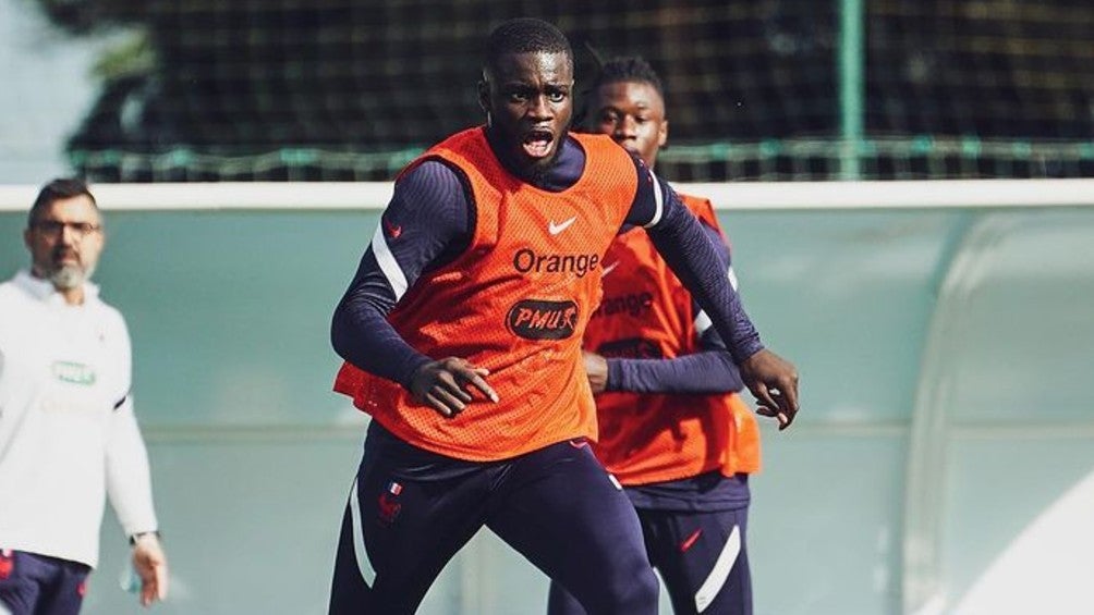 Dayot Upamecano en entrenamiento con la selección francesa