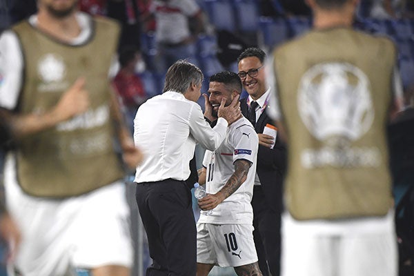 Insigne celebra junto a  Roberto Mancini 