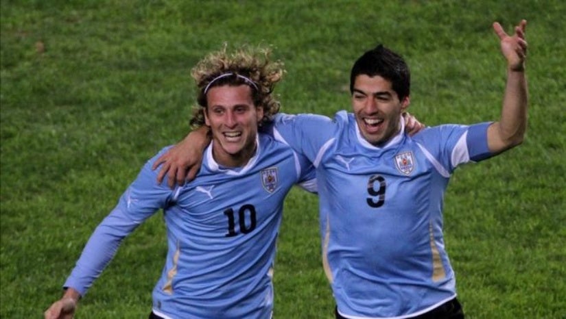 Forlán y Suárez en un partido de Uruguay