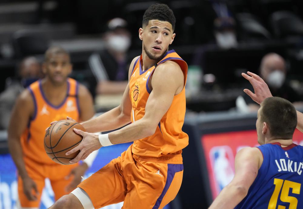 Booker en acción con los Suns