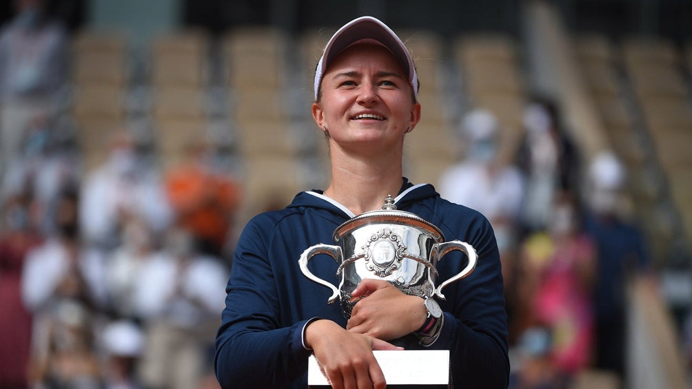 Krejcikova sonríe tras consagrarse en Roland Garros