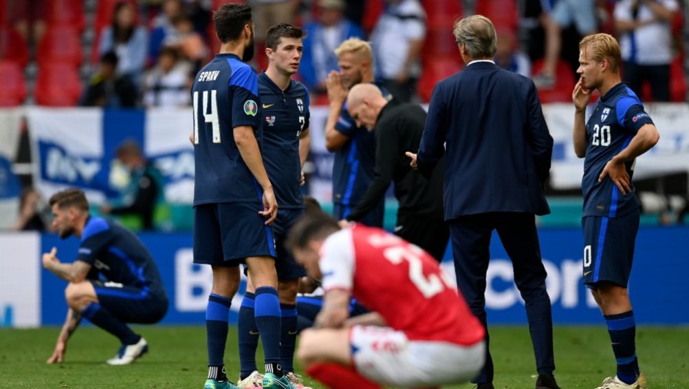 Jugadores de Finlandia y Dinamarca mientras el partido estaba pausado