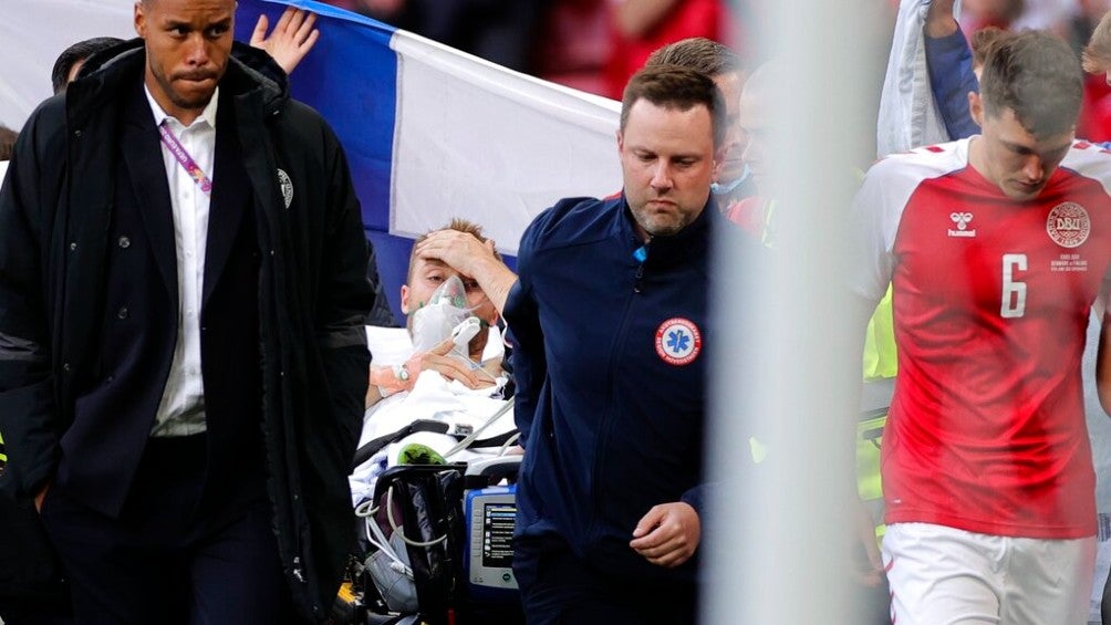 Christian Eriksen saliendo con oxígeno del estadio