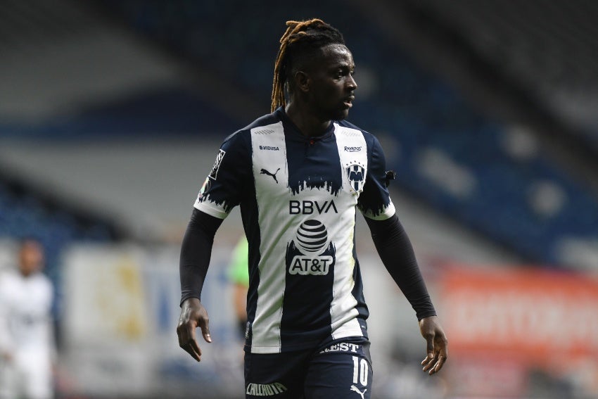 Ake Loba en un partido de Rayados