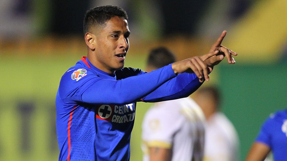 Luis Romo festeja un gol con Cruz Azul