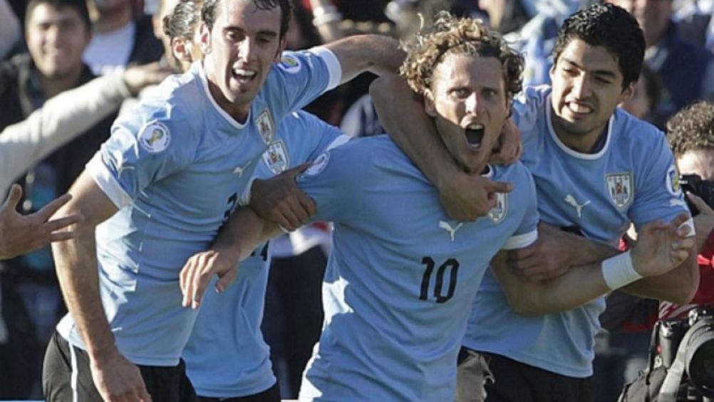 Godín, Forlán y Suárez en un partido con la Selección Uruguaya