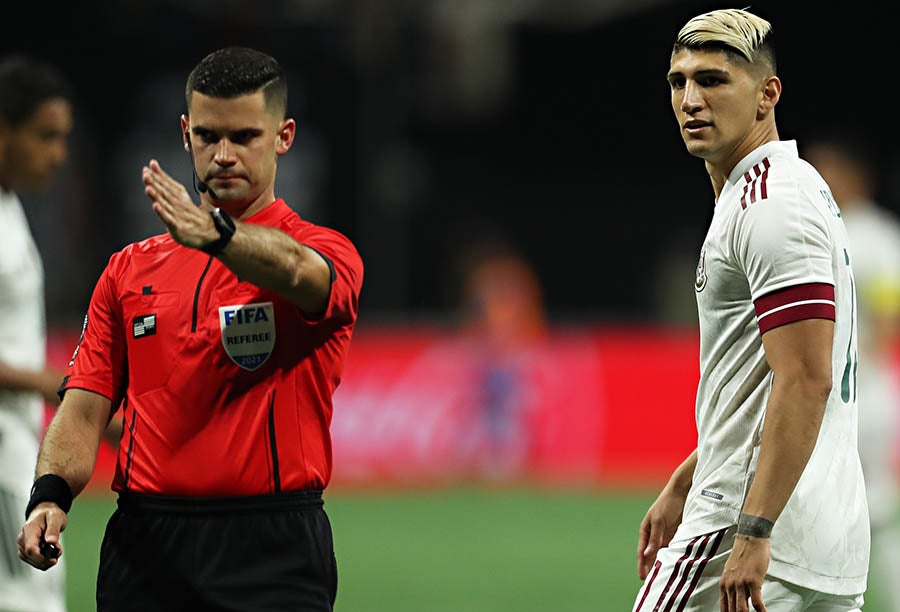 Alan Pulido en partido del Tricolor