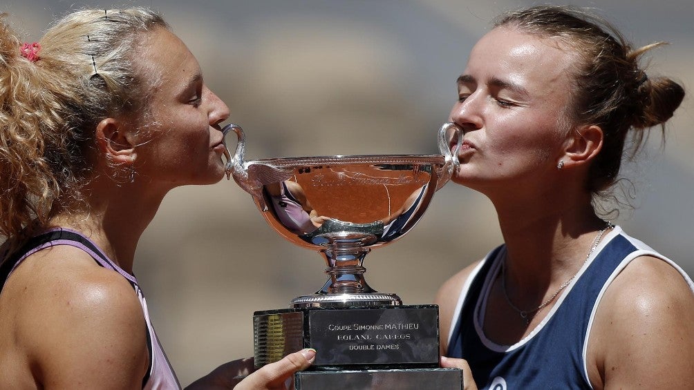 Siniakova y Krejcikova besan el trofeo de parejas en Roland Garros