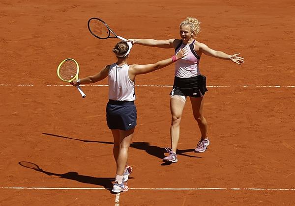 Siniakova y Krejcikova celebran victoria