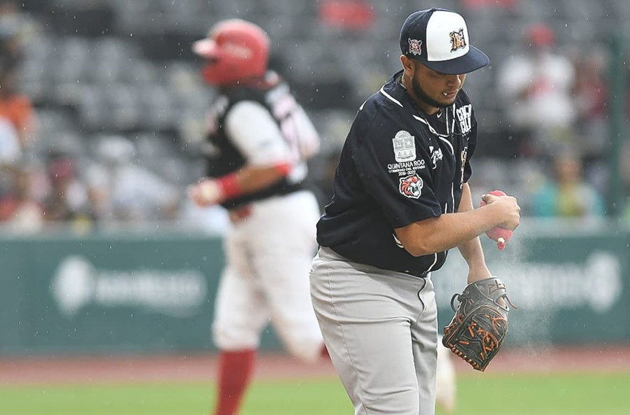 El pitcher Javier Cosío, tras cuadrangular de Julián Ornelas