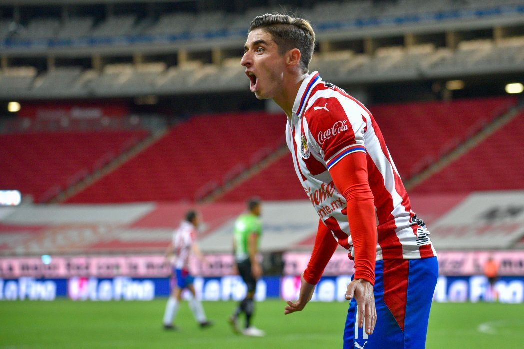 Isaác Brizuela en festejo con Chivas