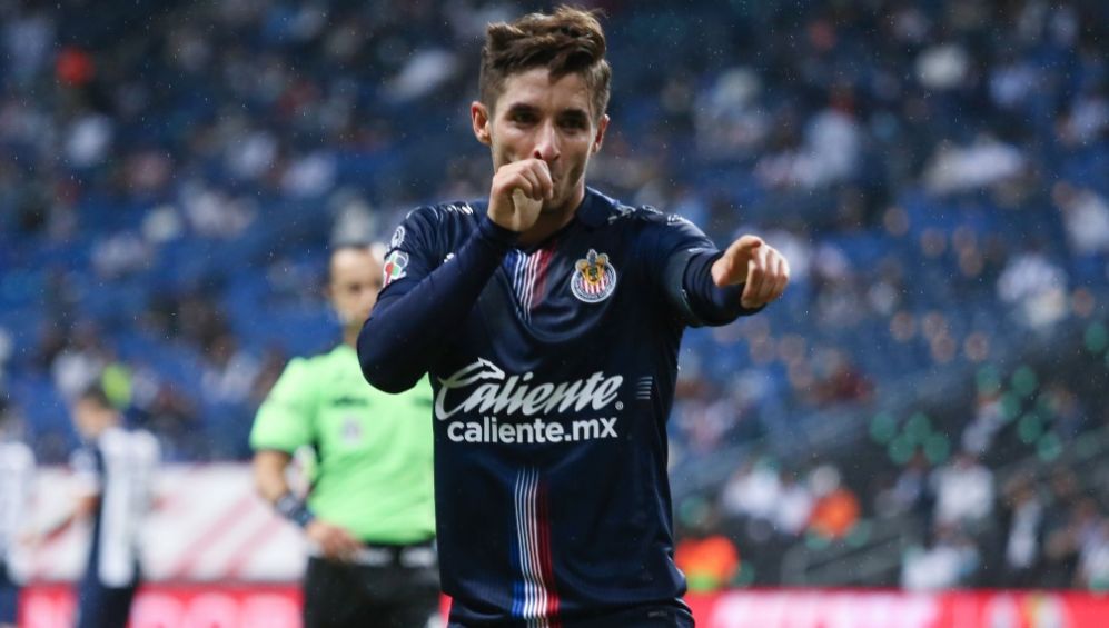 Isaác Brizuela en festejo con Chivas