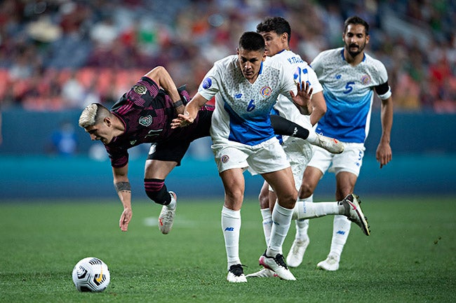 Pulido es derribado en el juego contra Costa Rica