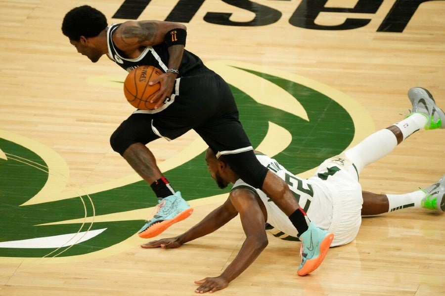 Kyrie Irving en derrota ante Bucks