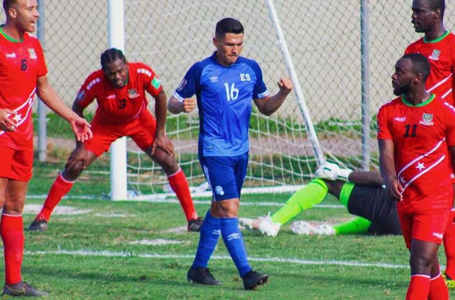 Tony Rugamas festeja uno de sus dos goles a San Cristóbal y Nieves