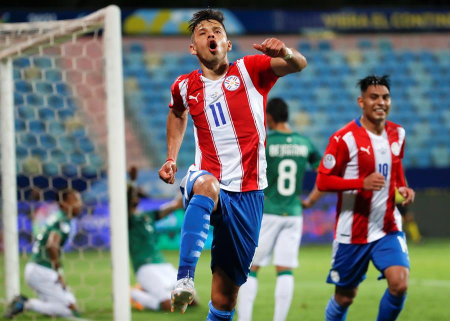 Ángel Romero celebrando un gol ante Bolivia