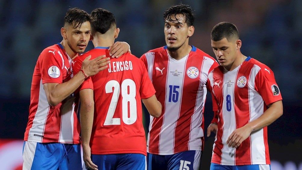 Jugadores paraguayos celebran gol vs Bolivia