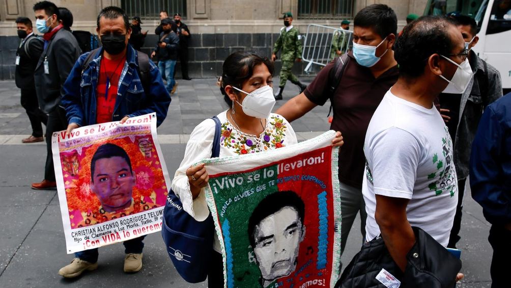 Familiares de normalistas en protesta