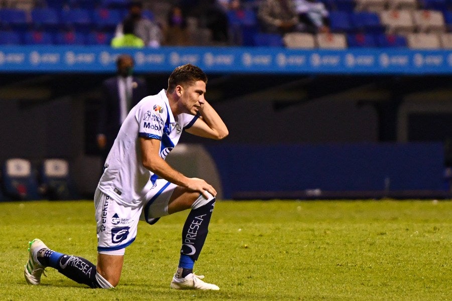 Santiago Ormeño durante un partido con Puebla