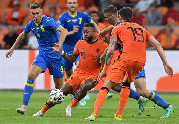 Memphis Depay en acción frente Ucrania