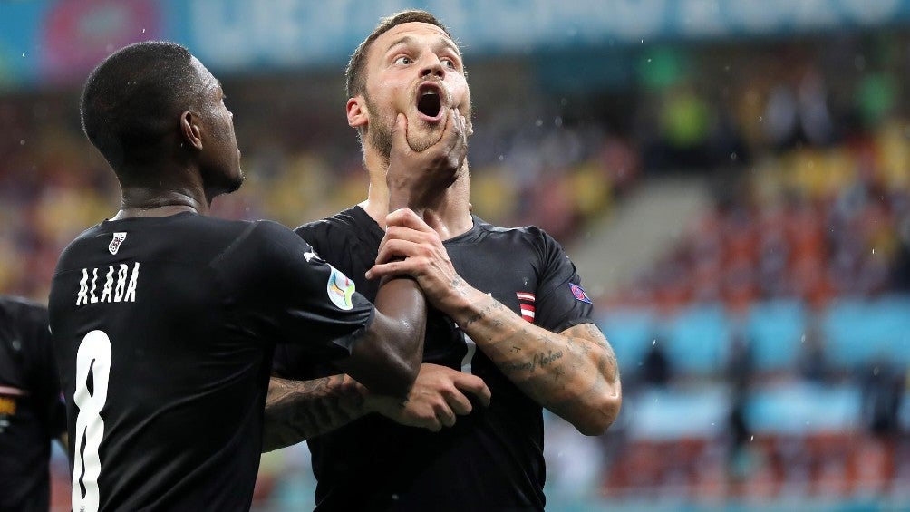 Marko Arnautovic celebra tercer gol de Austria