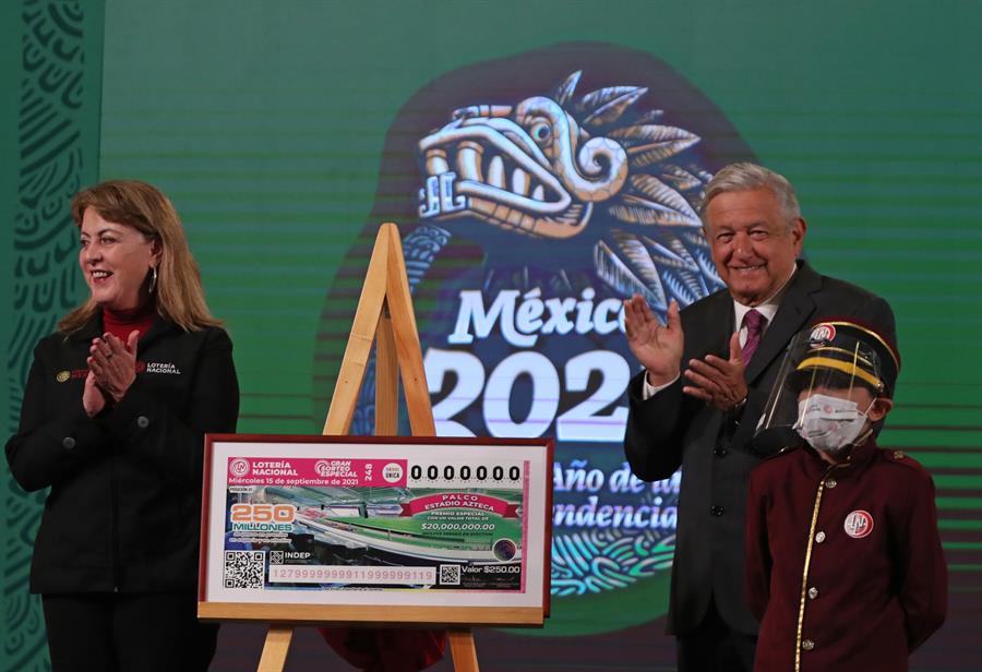 AMLO y Margarita Gónzalez anunciando nueva rifa