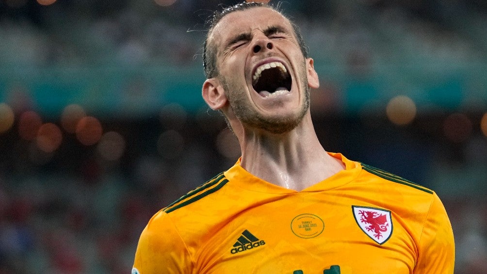 Gareth Bale celebra gol de Connor Roberts