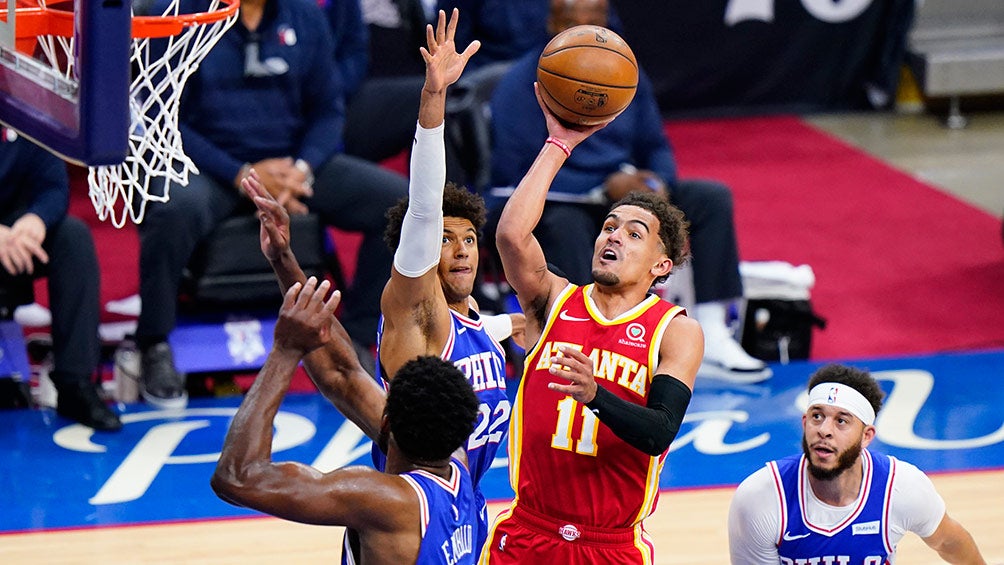 Trae Young se cuela al aro ante los Sixers