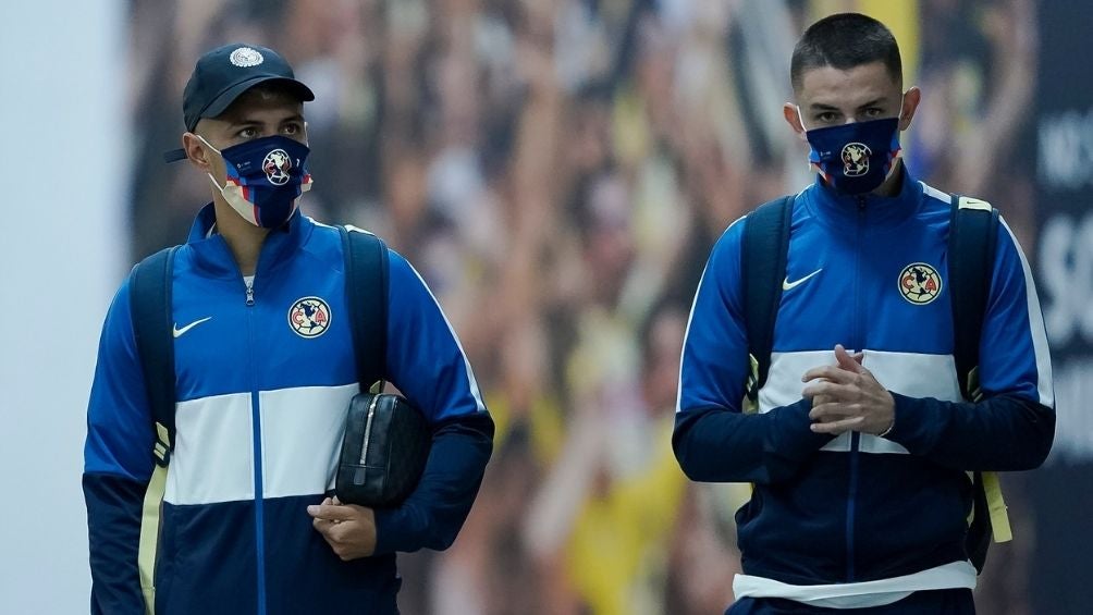 Leo Suárez y Fidalgo en el túnel del Azteca