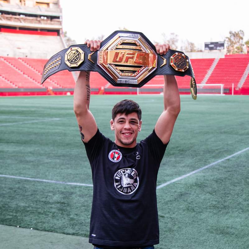 Brandon Moreno en el estadio de Xolos