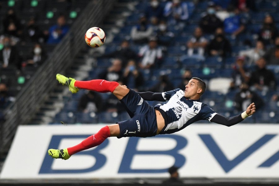 Funes Mori durante un partido con Rayados