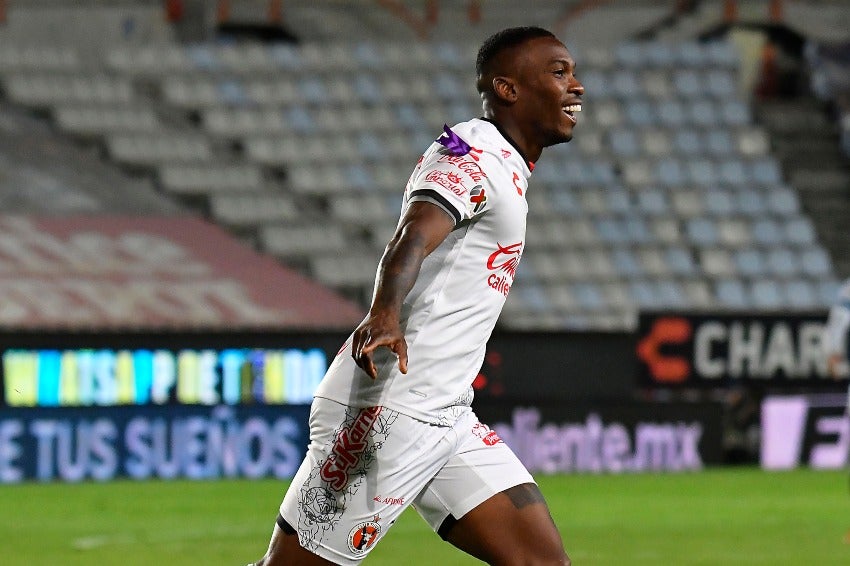 Fabián Castillo festejando en un partido de los Xolos