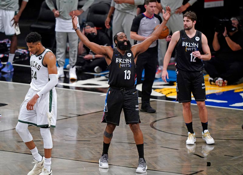 James Harden celebra una canasta