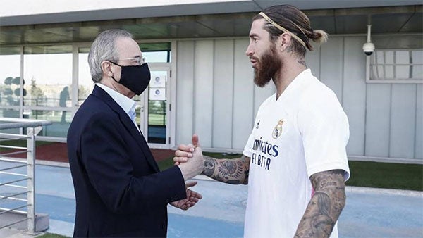 El defensa de Real Madrid junto a Florentino Pérez 