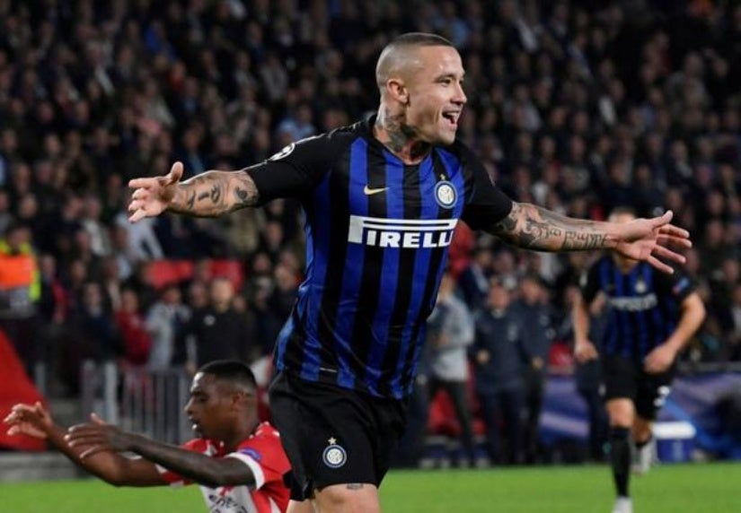 Nainggolan en un duelo del Inter de Milán