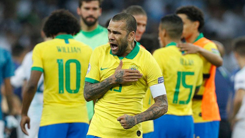 Dani Alves tras juego con Brasil