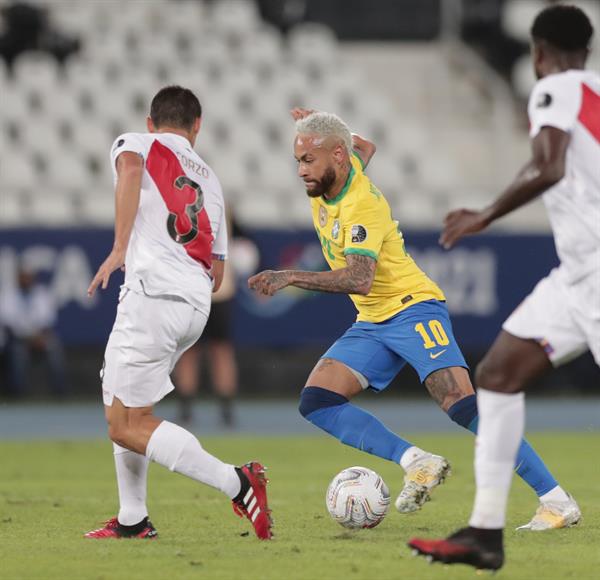 Neymar estuvo activo en el ataque 