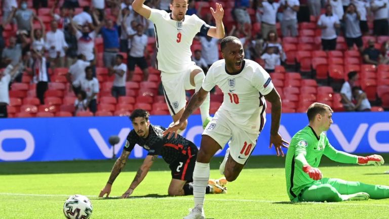 Raheem Sterling celebra gol con Inglaterra frente a Croacia