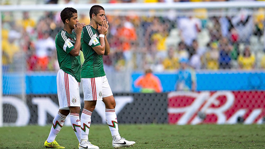 El Chicharito y Giovani dos Santos tras la eliminación en Brasil 2014