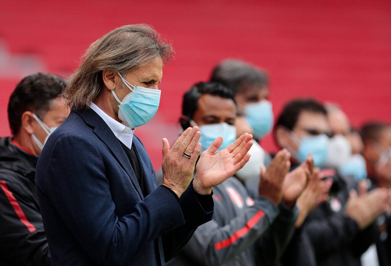 Ricardo Gareca, seleccionador de Perú, con cubrebocas