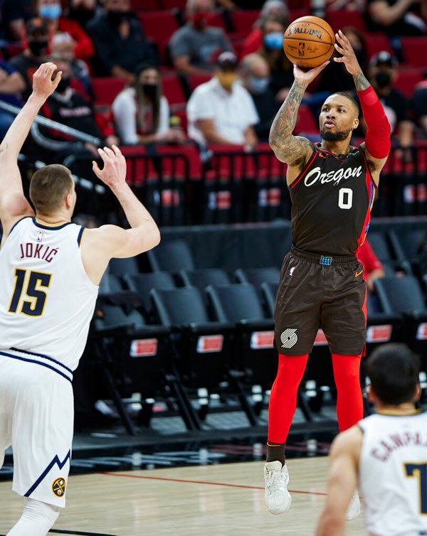 La estrella de los Trail Blazers realizando un tiro