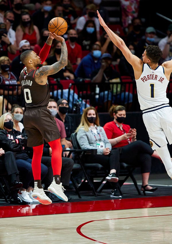 La estrella de los Trail Blazers realizando un tiro