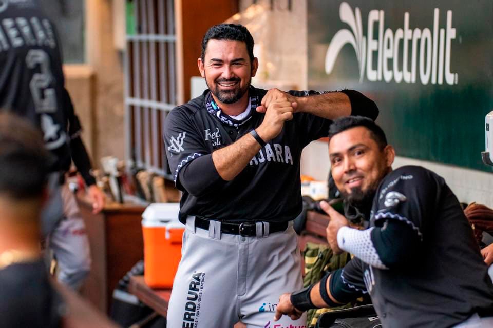 El Titán divirtiéndose en el dugout 