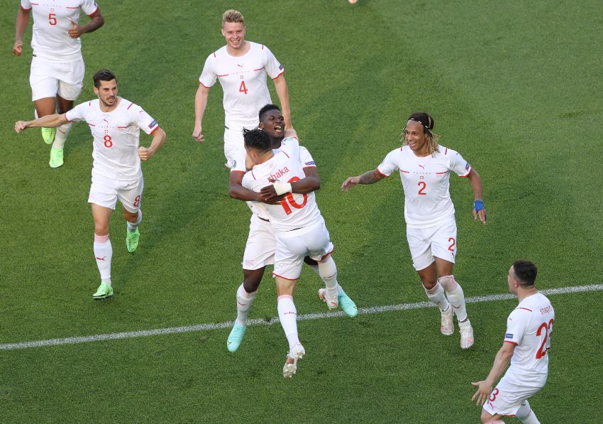 Jugadores de Suiza festejando un gol a favor