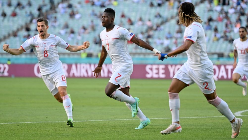 Embolo festejando con sus compañeros un gol ante Gales