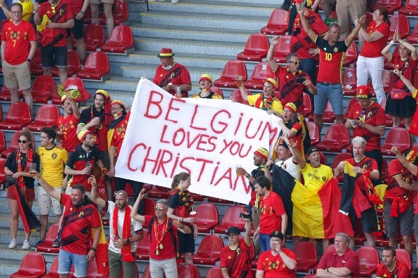 Aficionados de Bélgica muestra apoyo al danés en la Eurocopa